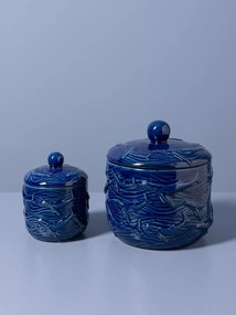 Cutie decorativă din ceramică artizanală cu motive marine sculptate în relief, formă cilindrică cu capac, albastru, finisaj lucios, 12,5×10 cm,