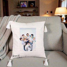 Perna Personalizata K-pop Stray Kids Foto Grup Bleu, 40x40 cm, Bej cu Franjuri, Husa Detasabila, Perna Inclusa, BEKZ®
