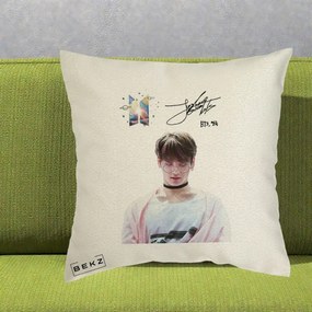 Perna Personalizata K-pop BTS Jungkook Portret cu Ochelari Autograf, 40x40 cm, Ecru, Husa Detasabila, Perna Inclusa, BEKZ®