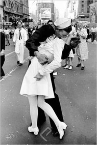 Poster Eisenstaedt -Kissing on VJ Day