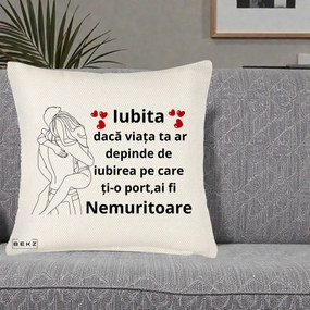Cadou pentru Iubita - Perna Personalizata Iubita Nemuritoare cu Cuplu Line-Art si Inimi Rosii, 40x40 cm, Crem Reliefat, Husa Detasabila, Perna Inclusa, BEKZ®