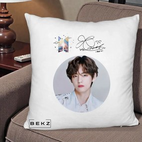 Perna Personalizata K-pop BTS V Taehyung Portret Cerc Autograf, 40x40 cm, Alb Pufos, Husa Detasabila, Perna Inclusa, BEKZ®