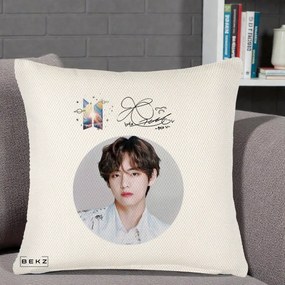 Perna Personalizata K-pop BTS V Taehyung Portret Cerc Autograf, 40x40 cm, Crem Reliefat, Husa Detasabila, Perna Inclusa, BEKZ®