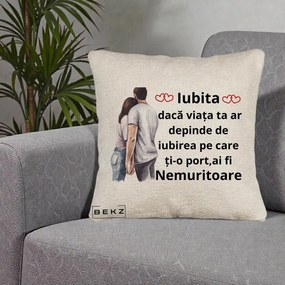 Cadou pentru Iubita - Perna Personalizata Iubita Nemuritoare cu Cuplu Acuarela Roz si Inimi, 40x40 cm, Bej Canapea, Husa Detasabila, Perna Inclusa, BEKZ®