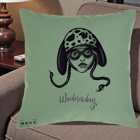 Perna Personalizata Wednesday Addams cu Caine Dalmatian, 40x40 cm, Verde, Husa Detasabila, Perna Inclusa, BEKZ®