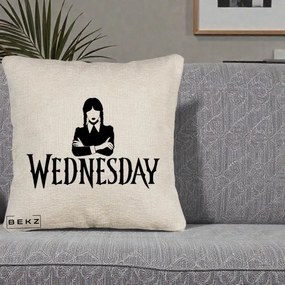 Perna Personalizata Wednesday Addams cu Brate Incrucisate, 40x40 cm, Bej Canapea, Husa Detasabila, Perna Inclusa, BEKZ®