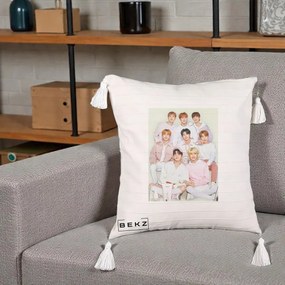 Perna Personalizata K-pop Stray Kids Foto Grup Pastel Roz-Alb cu 8 Membrii, 40x40 cm, Bej cu Franjuri, Husa Detasabila, Perna Inclusa, BEKZ®