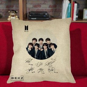 Perna Personalizata K-pop BTS Fotografie Grup Costum Negru si Autografe Cerc, 40x40 cm, Crem, Husa Detasabila, Perna Inclusa, BEKZ®