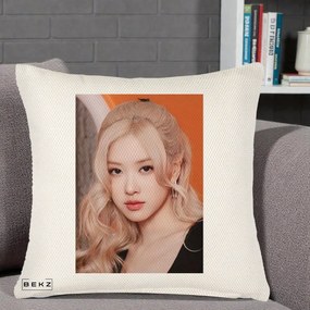 Perna Personalizata K-pop BLACKPINK cu Funda Rosie, 40x40 cm, Crem Reliefat, Husa Detasabila, Perna Inclusa, BEKZ®
