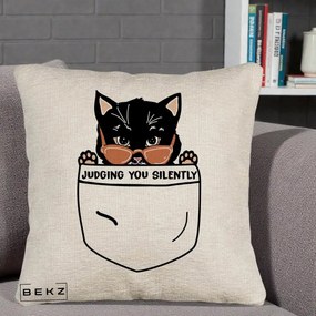 Perna Decorativa Judging You Silently Pisica Buzunar, 40x40 cm, Bej Canapea, Husa Detasabila, Perna Inclusa, BEKZ®