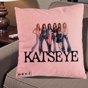 Perna Personalizata K-pop KATSEYE Foto Grup Blugi, 40x40 cm, Roz, Husa Detasabila, Perna Inclusa, BEKZ®