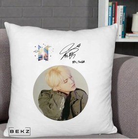 Perna Personalizata K-pop BTS Suga Portret cu Autograf, 40x40 cm, Alb Pufos, Husa Detasabila, Perna Inclusa, BEKZ®