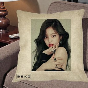Perna Personalizata K-pop BLACKPINK Jennie Editorial Negru cu Inele, 40x40 cm, Crem, Husa Detasabila, Perna Inclusa, BEKZ®