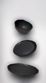 Set Farfurii NOVUM Vulcano 3 piese Negru Mat Carbon (1 Farfurie 26cm, 1 Farfurie 20cm, 1 Bol 480ml) Glazurat Manual