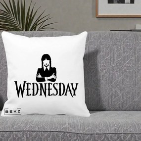 Perna Personalizata Wednesday Addams cu Brate Incrucisate, 40x40 cm, Alba Mata, Husa Detasabila, Perna Inclusa, BEKZ®