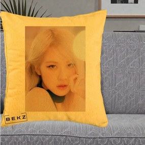 Perna Personalizata K-pop BLACKPINK Rose Blond cu Inel Roz Pastel, 40x40 cm, Galben, Husa Detasabila, Perna Inclusa, BEKZ®
