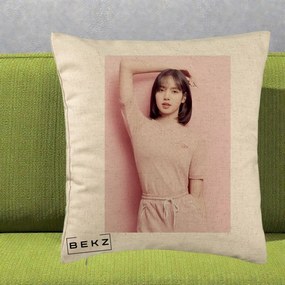 Perna Personalizata K-pop BLACKPINK Lisa Roz, 40x40 cm, Bej, Husa Detasabila, Perna Inclusa, BEKZ®