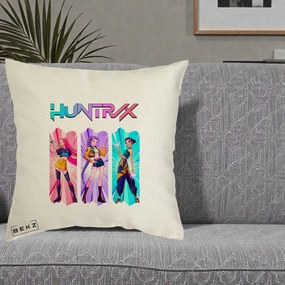 Perna Personalizata K-pop HUNTRX Trio cu Pisica in Benzi, 40x40 cm, Ecru, Husa Detasabila, Perna Inclusa, BEKZ®