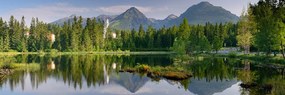 Tablou panoramă inedită a munților lângă lac