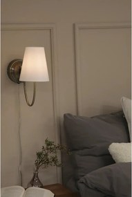 Aplică de perete albă-alămie cu alimentare la priză Amar – Markslöjd