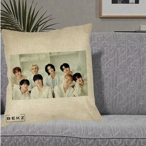 Perna Personalizata K-pop Stray Kids Foto Grup All-White Landscape, 40x40 cm, Crem, Husa Detasabila, Perna Inclusa, BEKZ®