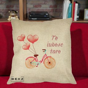 Perna Decorativa Te Iubesc Tare cu Bicicleta Roz si Baloane Inima, 40x40 cm, Crem, Husa Detasabila, Perna Inclusa, BEKZ®