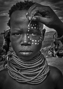 Fotografie Painting the face of a karo tribe girl (Omo Valley-Ethiopia), Joxe Inazio Kuesta