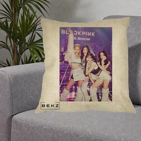 Perna Personalizata K-pop BLACKPINK The Show Concert cu 4 Membre pe Scena, 40x40 cm, Crem, Husa Detasabila, Perna Inclusa, BEKZ®