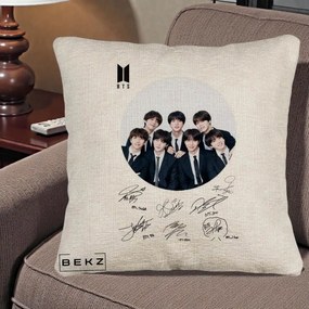 Perna Personalizata K-pop BTS Fotografie Grup Costum Negru si Autografe Cerc, 40x40 cm, Bej Canapea, Husa Detasabila, Perna Inclusa, BEKZ®