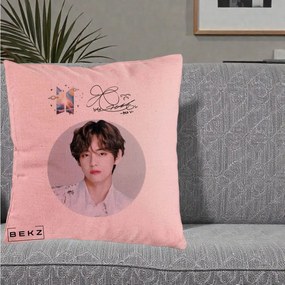 Perna Personalizata K-pop BTS V Taehyung Portret Cerc Autograf, 40x40 cm, Roz, Husa Detasabila, Perna Inclusa, BEKZ®