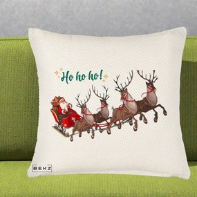 Perna Decorativa Ho Ho Ho Mos Craciun cu Sanie si Reni, 40x40 cm, Crem Reliefat, Husa Detasabila, Perna Inclusa, BEKZ®