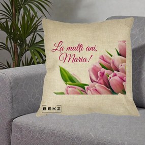 Cadou de Onomastica - Perna Personalizata La Multi Ani Maria Lalele, 40x40 cm, Crem, Husa Detasabila, Perna Inclusa, BEKZ®