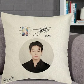 Perna Personalizata K-pop BTS Jungkook Portret cu Autograf, 40x40 cm, Ecru, Husa Detasabila, Perna Inclusa, BEKZ®