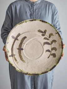 Platou decorativ din ceramică artizanală, alb, cu motiv botanic și bordură decorativă, 44x6 cm, „Hadyn"