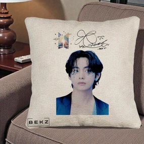 Perna Personalizata K-pop BTS V Taehyung Portret cu Autograf, 40x40 cm, Bej Canapea, Husa Detasabila, Perna Inclusa, BEKZ®