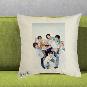 Perna Personalizata K-pop Stray Kids Foto Grup Bleu, 40x40 cm, Ecru, Husa Detasabila, Perna Inclusa, BEKZ®