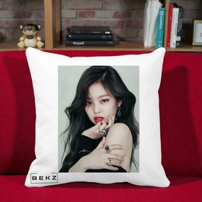 Perna Personalizata K-pop BLACKPINK Jennie Editorial Negru cu Inele, 40x40 cm, Alba Mata, Husa Detasabila, Perna Inclusa, BEKZ®