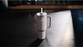 Termos gri deschis cu pai din oțel inoxidabil 890 ml Quencher H2.O FlowState™ Tumbler Ash – Stanley