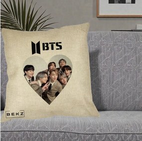 Perna Personalizata K-pop BTS Grup Fotografie in Inima, 40x40 cm, Crem, Husa Detasabila, Perna Inclusa, BEKZ®