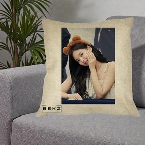 Perna Personalizata K-pop BLACKPINK Jennie Cute cu Diadema Ursulet, 40x40 cm, Crem, Husa Detasabila, Perna Inclusa, BEKZ®