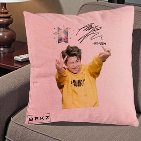 Perna Personalizata K-pop BTS RM Namjoon Hanorac Galben Autograf, 40x40 cm, Roz, Husa Detasabila, Perna Inclusa, BEKZ®