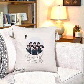 Perna Personalizata K-pop BTS Fotografie Grup Costum Negru si Autografe Cerc, 40x40 cm, Bej cu Franjuri, Husa Detasabila, Perna Inclusa, BEKZ®