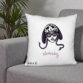 Perna Personalizata Wednesday Addams cu Caine Dalmatian, 40x40 cm, Alb Pufos, Husa Detasabila, Perna Inclusa, BEKZ®
