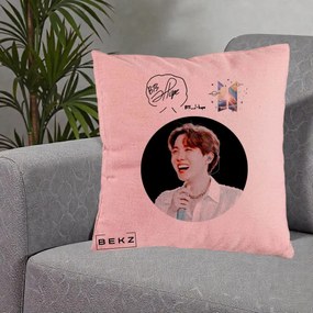 Perna Personalizata K-pop BTS J-Hope Portret cu Autograf, 40x40 cm, Roz, Husa Detasabila, Perna Inclusa, BEKZ®