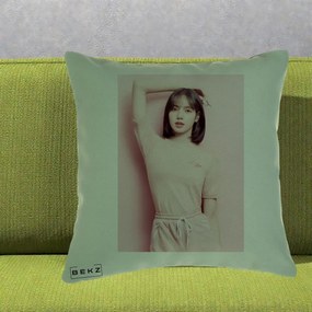 Perna Personalizata K-pop BLACKPINK Lisa Roz, 40x40 cm, Verde, Husa Detasabila, Perna Inclusa, BEKZ®