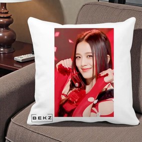 Perna Personalizata K-pop BLACKPINK Jisoo Rosu, 40x40 cm, Alba Mata, Husa Detasabila, Perna Inclusa, BEKZ®