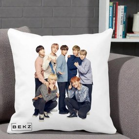 Perna Personalizata K-pop BTS Foto Grup In Picioare Tricoturi, 40x40 cm, Alba Mata, Husa Detasabila, Perna Inclusa, BEKZ®