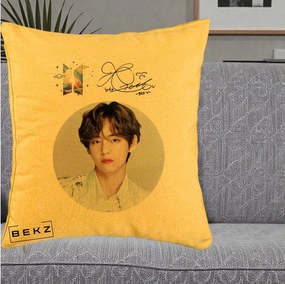 Perna Personalizata K-pop BTS V Taehyung Portret Cerc Autograf, 40x40 cm, Galben, Husa Detasabila, Perna Inclusa, BEKZ®