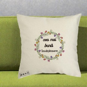 Cadou pentru Invatatoare - Perna Personalizata Cea mai Buna Invatatore cu Coronita Florala Colorata, 40x40 cm, Ecru, Husa Detasabila, Perna Inclusa, BEKZ®