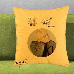 Perna Personalizata K-pop BTS Suga Portret cu Autograf, 40x40 cm, Galben, Husa Detasabila, Perna Inclusa, BEKZ®